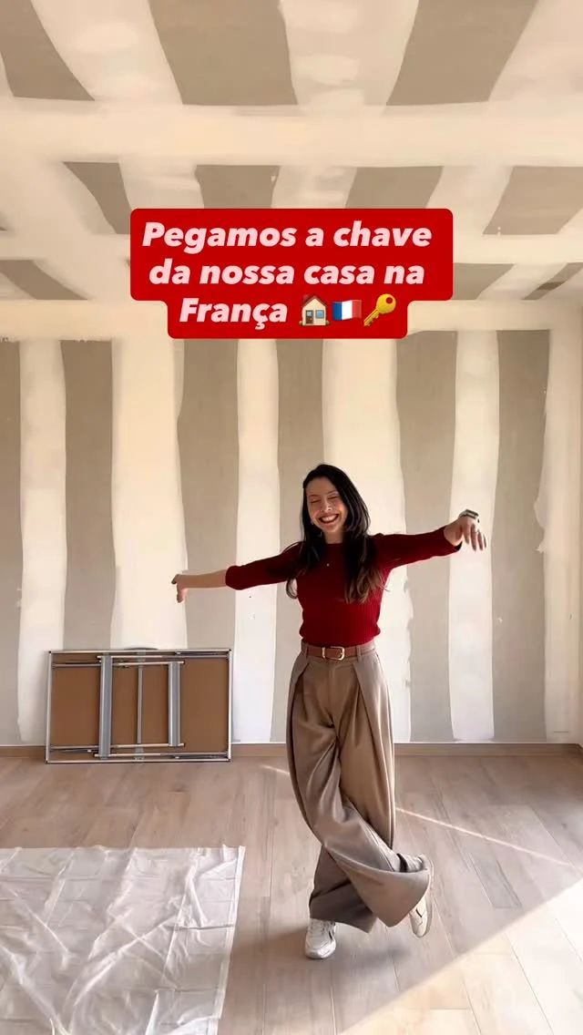 Quem vê o resultado depois nem imagina o tanto de detalhe que tem antes 😅

Essas molduras parecem simples, mas pra ficar tudo alinhado precisa de planejamento, medidas, marcação… e um pouco de paciência também. Hoje foi dia de preparar tudo pra amanhã começar a colar nas paredes.

E o melhor: a gente tá fazendo grande parte disso nós mesmos. Aos poucos essa casa vai ganhando nossa cara 🏡

Quando a gente começou o projeto da nossa casa na França, percebeu uma coisa: muita gente sonha em ter a própria casa aqui, mas não faz ideia de como funciona o processo — financiamento, etapas, custos, armadilhas…

Foi exatamente por isso que a gente criou o Guia Casa Própria na França, onde explicamos tudo de forma simples e prática, com base no que a gente viveu.

📘 Se esse também é um sonho seu, você pode baixar o guia no link da bio.

E me conta aqui: você colocaria molduras assim na sua casa? 👀